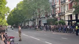 Final salute: people applaud and cheer as they see hearse of HM Queen Elizabeth