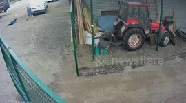 Homeowner detains knife-wielding robber using long net in Russia