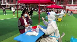 Girl emotional after seeing mother for first time in weeks at COVID-19 test