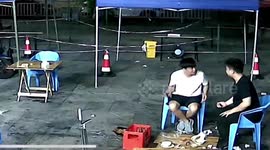 Hilarious moment table collapses as diners were eating their meals in China