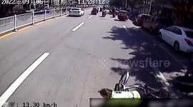 Bus brakes to avoid running over cyclist knocked over by car door in China