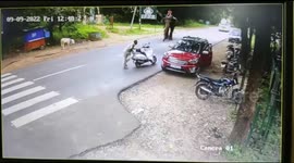 Angry elephant targets and chases trainer without giving up