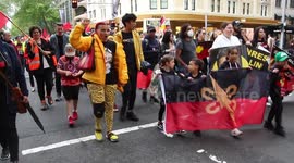 'Abolish the monarchy' protest held in Sydney on Australia's day of mourning for the Queen