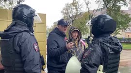 Russian riot police arrest protesters as anti-war rally resumes in Moscow