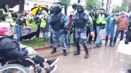 Russian riot police surround woman in a wheelchair amid mass-arrests at anti-war protest