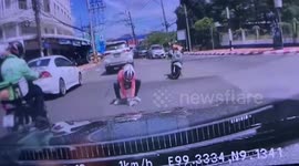 Hero rider pulls over in middle of busy traffic to save lost kitten
