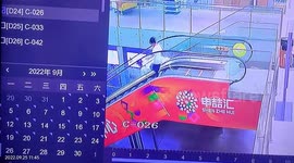 Man rescues girl hanging on escalator handrail at mall in China
