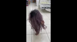 Little girl hilariously wears long wig in mall