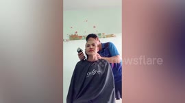 Devoted husband shaves head in solidarity with cancer-stricken wife