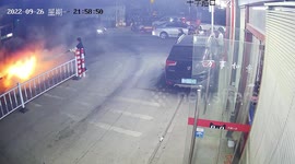 Teenage girl extinguishes burning motorcycle abandoned by rider in China