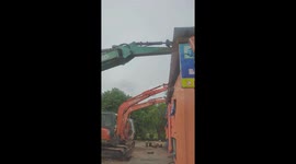The excavator driver used three excavators to prevent the roof from being destroyed before typhoon Noru made landfall