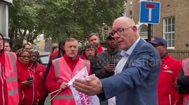 Trade unionist Dave Ward speaks to striking Royal Mail workers in Camden