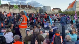Climate protesters block Westminster Bridge