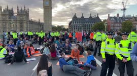 Climate protesters block Westminster Bridge