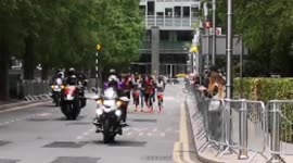 Elite men's runners pass through Canary Wharf during London Marathon