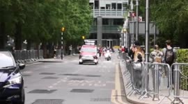 Newsflare Edit - The elite men's runners go through Canary Wharf during the London Marathon