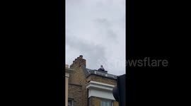 Trumpet player cheers marathon runners from the rooftops of London