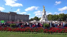 Spectacular view of 2022 TCS London Marathon outside Buckingham Palace