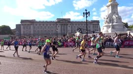 Crowds cheer 2022 TCS London Marathon runners outside Buckingham Palace