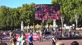 Crowds cheer 2022 TCS London Marathon runners as they enter The Mall