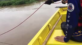 Dramatic moment rescuers save villager clinging to tree branch during severe flood in Thailand