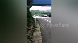 Chinese motorist risks life to remove fallen billboard from middle of highway