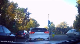 DASHCAM - Driver dangerously blocks junction, forcing other vehicles to swerve to avoid crash!