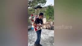 One-man band...literally! Musician plays 7 instruments simultaneously in China