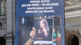 Death of Mahsa Amini. Paris displays her portrait and messages of support for the iranian women. Life, Freedom' say the huge banner on City Hall's facade. 7 oct 2022