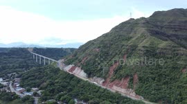 Reparación de la carretera de Gualanday después del viaducto debido al deslizamiento de tierra