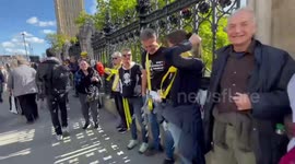 Don’t Extradite Assange! Thousands form human chain circling British Parliament
