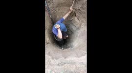 Vietnam: men risk their lives to search for clean water at more than 10 meter depths