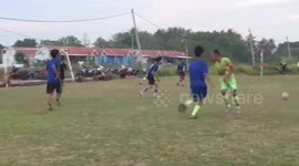 Match Pattern Funny Player Shoes Twice Flying Almost Hit Opponents