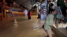 Flash floods hits local market after heavy rain at Thai-Myanmar border