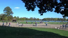 Londoners enjoy the autumn sun in Kensington Gardens - London