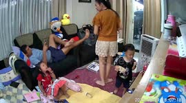 Quick-thinking dad saves daughter choking on ice cube in Thailand
