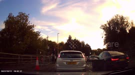 DASHCAM - Driver of Thames Water van changes lanes without looking, nearly causing a crash.