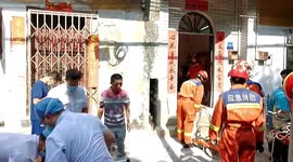 Firefighters rescue elderly woman trapped in narrow gap between walls in China