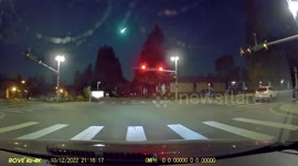 Glowing green meteor lights up night sky in Pacific Northwest