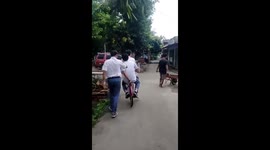 The third person was superfluous! Fail bike ride