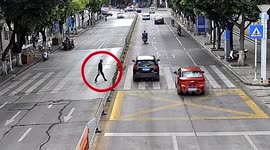 小车斑马线前被后车追尾顶飞行人 交警:后车全责