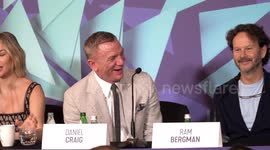 Daniel Craig's hilarious reaction to unexpected bang during Glass Onion press event