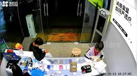 Man robs £850 smartphone after pretending to buy the device in China