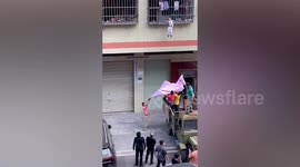 Kind-hearted residents rescue boy hanging from window in China