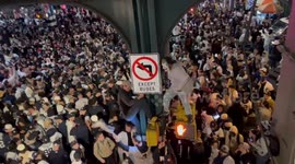 Masked man stands on top of traffic light and eggs on Yankees fans