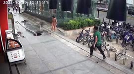 Pedestrian who fell into manhole rescued by nearby restaurant staff in China
