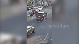 男子被卷车底20多人赶来抬车