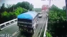 Four drivers injured when bridge collapses in the Philippines