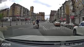 Cardboard falls onto scrap dealer riding along road on three-wheeler in China