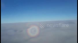 Plane makes strange rainbow illusion